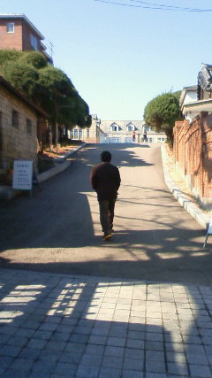 主人公たちが通った学校。坂です。週末は観光客がたくさんです。